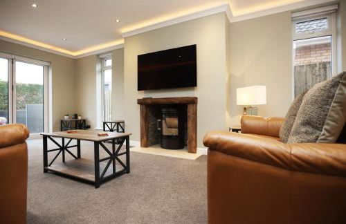 Is Y Coed Place By N And N Stays Ltd, Spacious 5 bed house in Wenvoe Cardiff, With Free Private Parking, Garden and WIFI - Photo 48