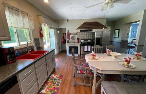 It's A Wonderful Life - Main St Penn Yan - Walk to Shops & Dining - Hot Tub - Pets OK - Seneca & Keuka Lake - Foto 42