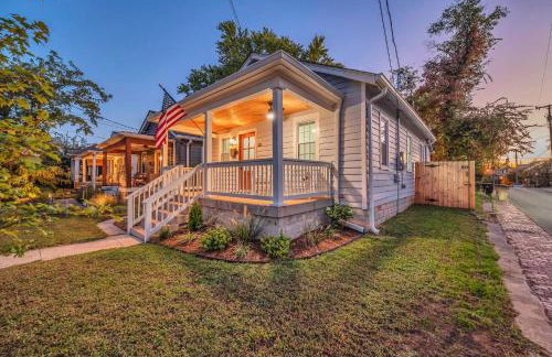 Fully Furnished Bungalow with Deck Near City Center - Foto 33