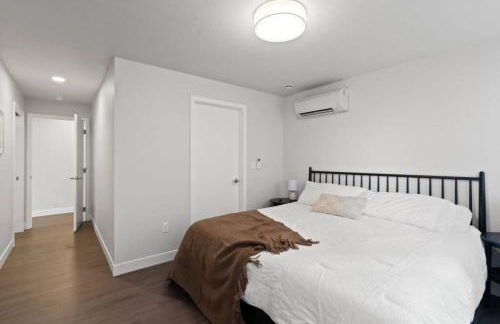 King Bed - J and K on Main Luxury Apartment 306 - Foto 14