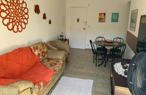 Apartamento Praia das Astúrias, 2 minutos de caminhada para praia, piscina, garagem demarcada, cama Queen - Foto 5