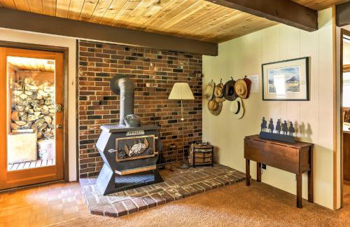 Riverside Winthrop Chalet with Hot Tub and 2 Decks! - Foto 7