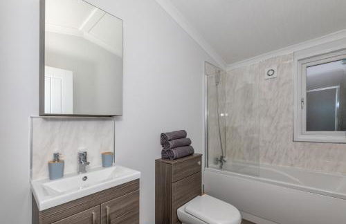 York Family Luxury Cabin with hot tub - Photo 41