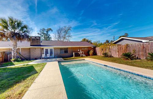 Poolside Bliss! Christian Pass Family Home with Yard - Foto 24