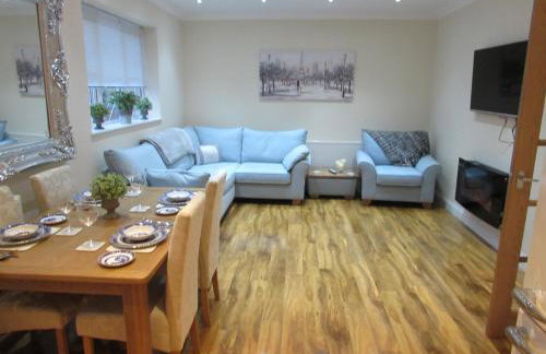 Apartment 1 Exquisite two king bedroom with en suites - close to the town centre, rail, airport and theatre - Photo 2