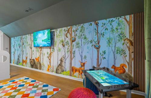 Newly Renovated Luxe Home near Asheville | Pool, Hot Tub, Theater & Games! - Foto 43