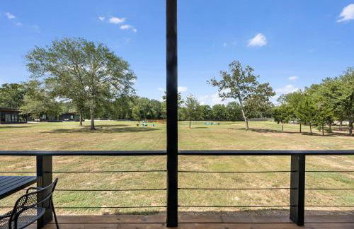 Tranquil Tiny Home Resort with Heated Pool & Goats near Houston, Hempstead Texas - Foto 23