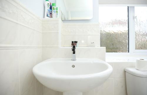 Is Y Coed Place By N And N Stays Ltd, Spacious 5 bed house in Wenvoe Cardiff, With Free Private Parking, Garden and WIFI - Photo 52