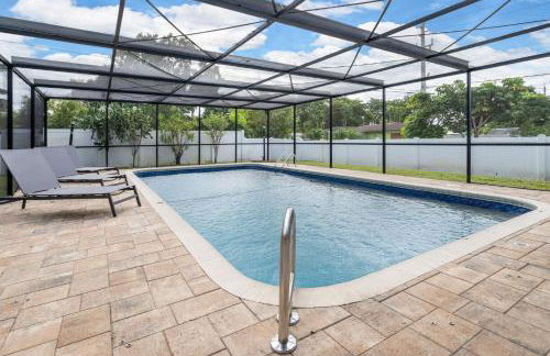 Stunning 4BR Oasis with Pool, 14 minutes to the Ocean - Foto 15