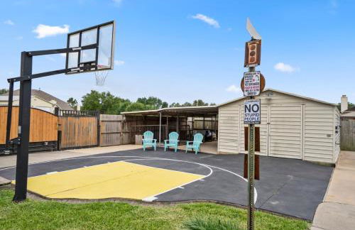 Tropical Escape Pool Jacuzzi Bar in Alvin TX - Photo 26