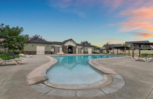 Relaxing Sauna Retreat Fire Pit and Swing Set - Foto 46