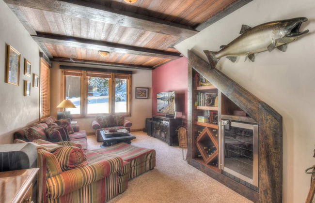 Ridge Court Barrel Relax in Private Hot Tub - Photo 10