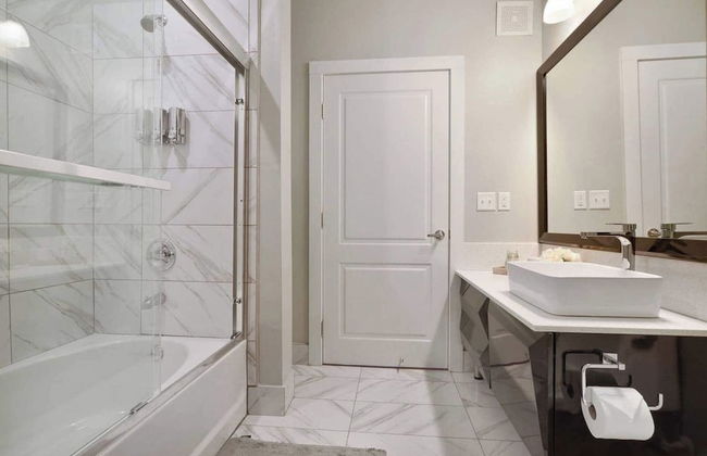 Luxurious Downtown Condo - Photo 15