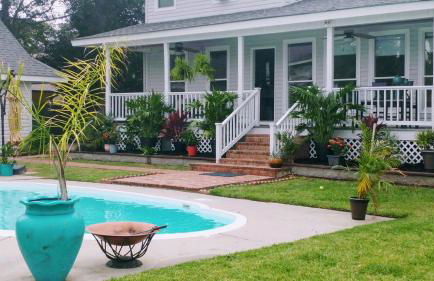 Beautiful Waterfront Cottage Rental with a Pool near New Orleans, Louisiana - Foto 1
