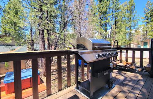 Four Seasons Getaway-Private Hot Spa with Pine Tree Views-Walk to Village and Pineknot Trailhead-Plus King Bed! - Photo 38