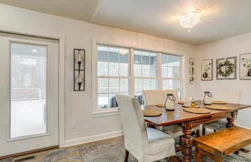 Riverfront Retreat with Fire Pit and Deck - Foto 10