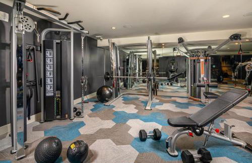 Luxury by the Beach with Pool, Gym, Game Room - Photo 10