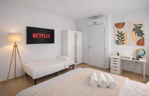 Attico Luminoso con Terrazzo e Parcheggio Gratuito - Foto 11