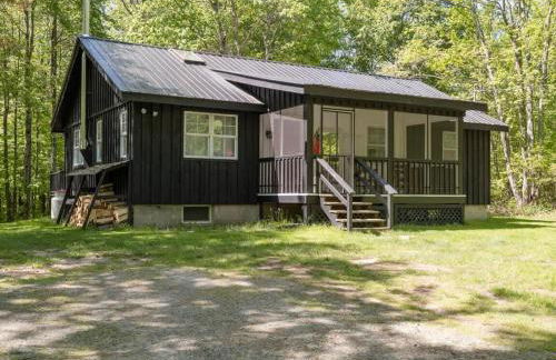 Chic Cabin with Hot Tub and Fire Pit - Foto 39