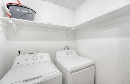 Modern City Getaway 2B - Sleeps 6 - Pool, Prkg - Foto 18