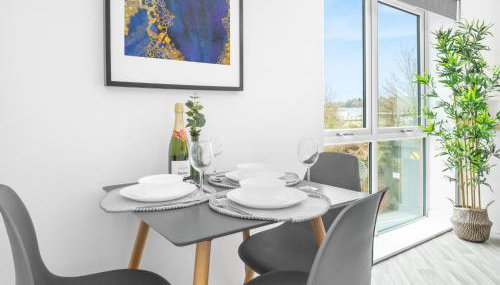 Stylish Two Bed Apartment -Cradley Health - Smart Tv - Netflix - Parking 27BC - Foto 4