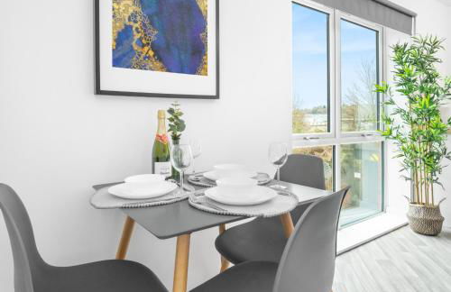 Stylish Two Bed Apartment -Cradley Health - Smart Tv - Netflix - Parking 27BC - Foto 4