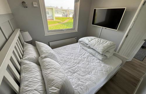 169 - Two bed Chalet on Sunbeach Holiday Park - Sleeps 5, pet friendly, FREE pool and entertainment passes included - plus WiFi, bed linen and towels included 300m from the beach! - Foto 19