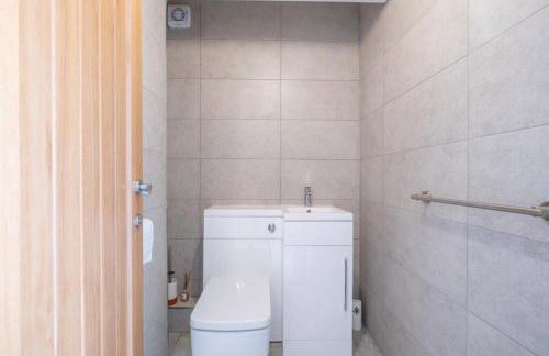 Luxurious Relaxing 6 Bed House for great comfort - Photo 7