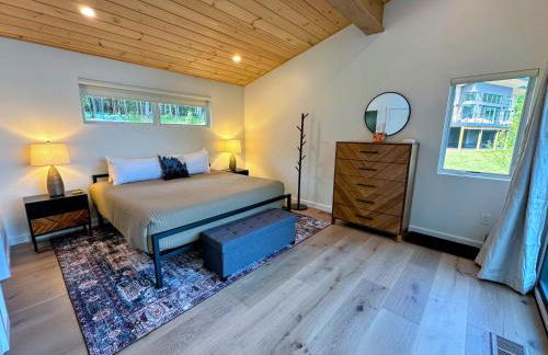 1B Contemporary cabin in magnificent setting, luxury and comfort, hot tub, AC! - Foto 48