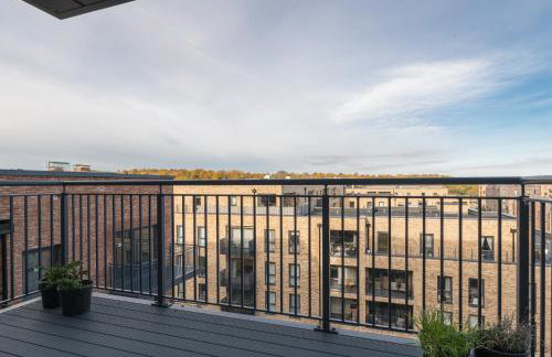 Modern Canal-Side Apartment in Milton Keynes - Photo 12