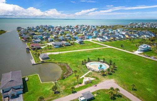 Beach House with Huge Deck and Great Views - Photo 30
