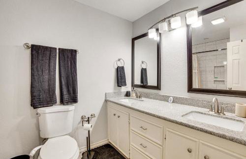 DFW Home Base! Quiet Suburb Stay with Yard - Foto 18