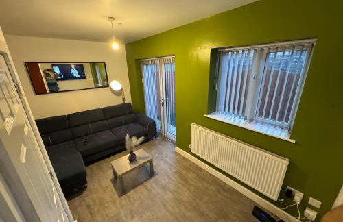 3- Bedroom House -Private Parking - contractors welcome- 2 Min M62 - Foto 1