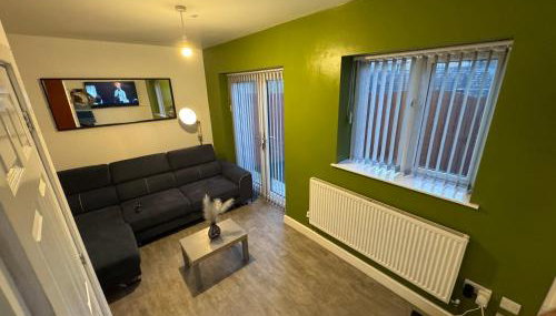 3- Bedroom House -Private Parking - contractors welcome- 2 Min M62 - Foto 1