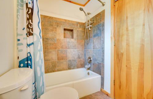 Porch and Views Queensbury Three Family Lakehouse - Foto 17