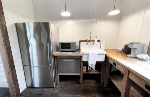 Cottage Retreat - Historic Cottage Home w Home Gym - Photo 15