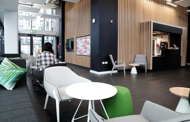 Beckett House - Photo 2