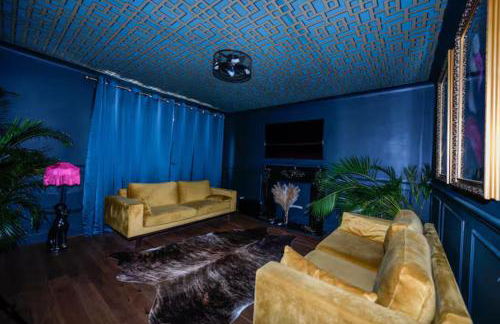 Bold Coastal Retreat with Boudoir Interiors, Felpham Village - Photo 10