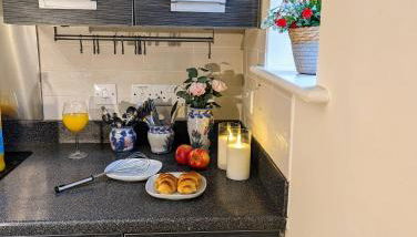 Sherlock's Moray House -Idea long stay for contractors & family Two bedroom mid terrace 3 beds 2 sofa beds Sleep 5 Working facility Free WiFi TV & private parking Enclose rear garden dog friendly Sainsbury's & takeaway pubs in walking distance - Foto 3