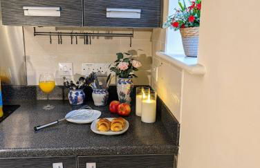 Sherlock's Moray House -Idea long stay for contractors & family Two bedroom mid terrace 3 beds 2 sofa beds Sleep 5 Working facility Free WiFi TV & private parking Enclose rear garden dog friendly Sainsbury's & takeaway pubs in walking distance - Foto 3