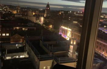 Award Winner of 2026 &2025 traveller & Best guest rated apartment, two bedroom, #1 Leeds city centres most central location, Great 180 degree views,balcony , PARKING onsite, Netflix & WiFi - Foto 8