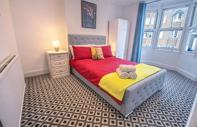 Stylish Super Central Modern Townhouse Retreat - Photo 5