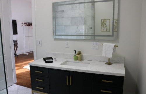 The Luxe Building- 2 Bedroom Apartment in Metropolis - Photo 21