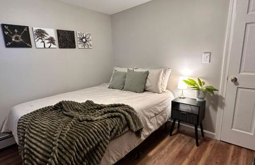 Bright 2-Bedroom Apartment in Federal Hill with Parking, Walk to Atwells Ave - Foto 14