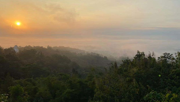 Amanhecer visto da colina Punthuk Setumbu