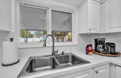 Tropical Park Oasis Peaceful Miami Family Home - Photo 15