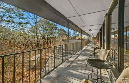 Stonegate Lodge King Bed, WIFI, 50in Roku TV, Salt Water Pool Room #103 - Foto 8