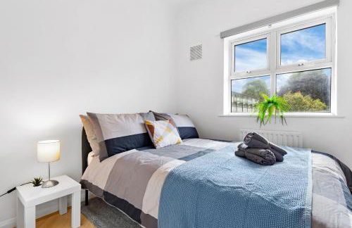 Cozylease 3 Bedroom Canary Wharf Family,Workcation, Fast WiFi, Workspace,1 stop to City - Photo 37