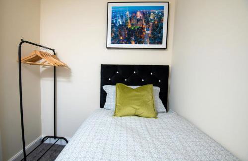 Luxury 5BDR with City Access, Free Parking and Wi-Fi - Photo 41