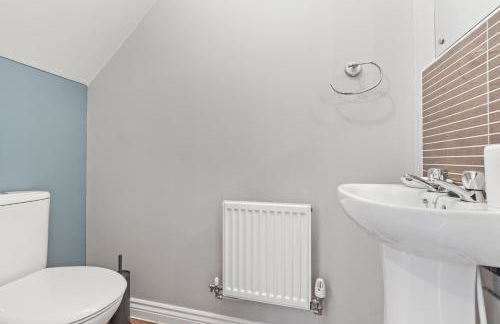 Stylish 4 Bedroom House in St Neots w Free Parking - Foto 7